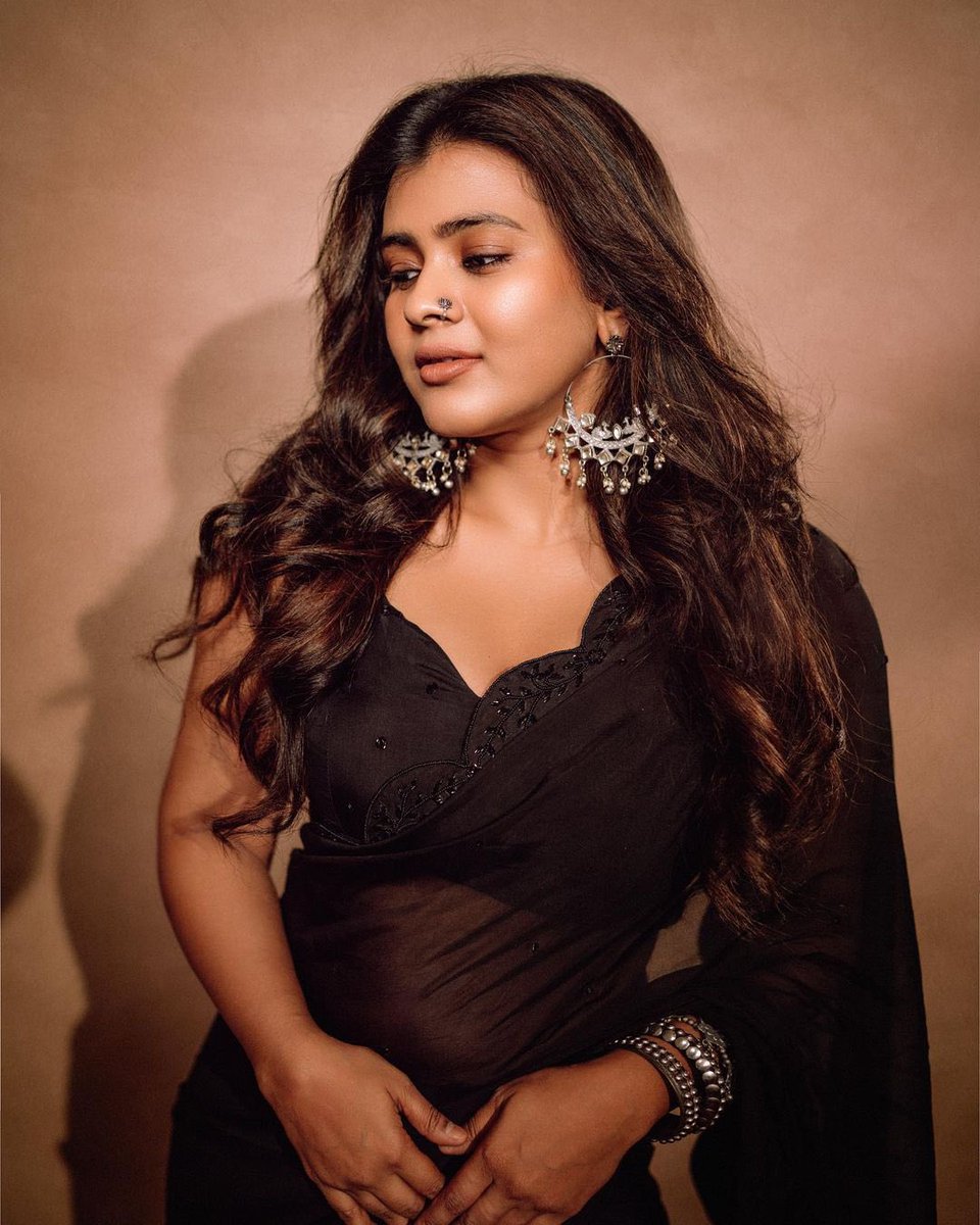 #HebahPatel serves ethnic fashion inspiration with her latest look in an elegant black saree! @ihebahp #jsolutions