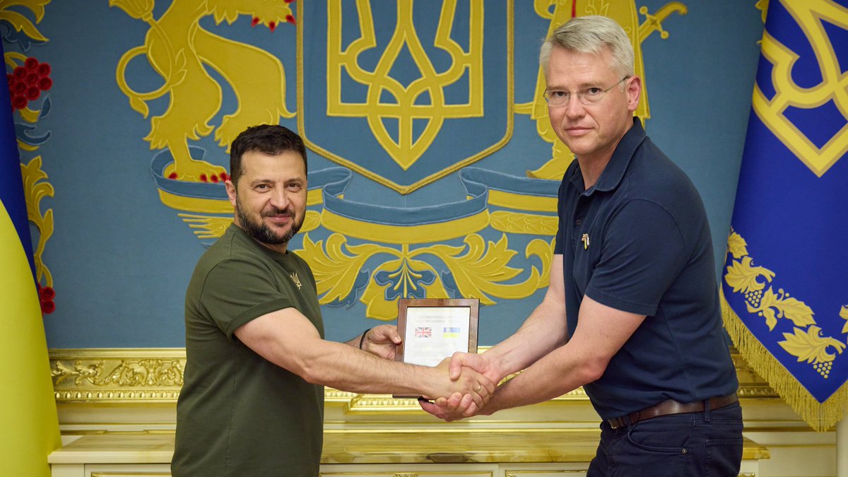ZelenskyyUa's tweet photo. The best weapons that are currently helping our warriors defend Ukraine should be produced in Ukraine. The development of our own weapons production is a top priority.

In particular, artillery – L119 and M777 systems, armored vehicles – robust CV90. These are the weapons of @BAESystemsplc, which is starting to operate in Ukraine.

I met with the company's CEO, Charles Woodburn. It was a very productive meeting. The company's office in Ukraine. Localization of production in Ukraine. A joint result for the security of our country, the whole of Europe and the free world.

Together we make freedom stronger. Thank you for your visit to Ukraine and the meaningful start of our cooperation!