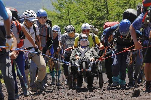 三浦雄一郎さん(90歳)の車椅子富士山登山をみて、我が国の若者と老人の関係を想像するだろう
しかし現実には後ろで押してる二人のみでやってるのが日本である