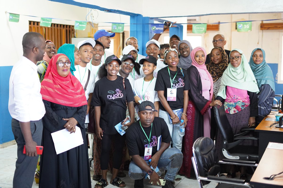 comores_telecom's tweet photo. Le Directeur Général de Comores Telecom, Said Ali Said Chayhane, a reçu les 12 candidats de la troisième saison du concours Nyora. 

“Vous êtes tous des étoiles de la musique. Vous êtes des gagnants peu importe les résultats”, a-t-il dit. https://t.co/UkoG5wc3NN