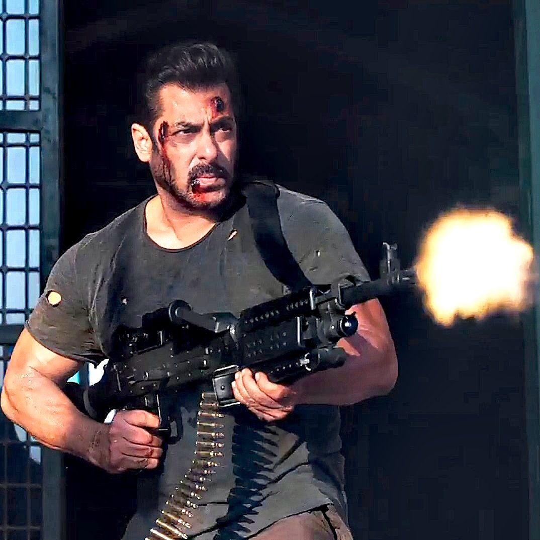 Being_real4's tweet photo. When you forcefully try to get into a character the results are more than worse and SRK should stop doing this spy characters. Swag is something you are born with like our megastar #SalmanKhan 🔥
#JawanTrailer
#Tiger3 🔥
#SwagKing >>> #SalmanKhan𓃵 https://t.co/hIqt1LR6Rq