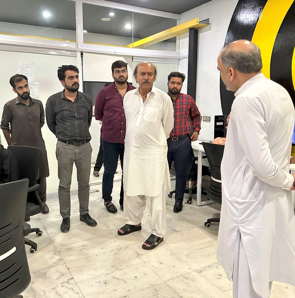 Bhuttoiest's tweet photo. میرے سیاسی استاد و سینیٹر نثار کھوڑو صاحب کی ڈیجیٹل میڈیا ہیڈ آفس آمد.جیالوں کے ہمراہ ان کا  استقبال کیا اور سوشل میڈیا پر ہونے والے کام کے حوالے سے نثار کھوڑو صاحب کو بریف کیا گیا۔۔اس موقع پر نثار کھوڑو نے جیالوں کے خدمات کو سراہا۔۔ https://t.co/HjrHKbxE0c