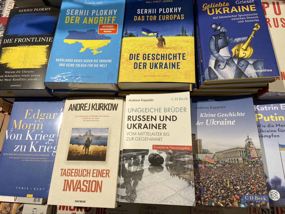 Bookshopping in Vienna with a clear blue-yellow dominance 🇦🇹🇺🇦