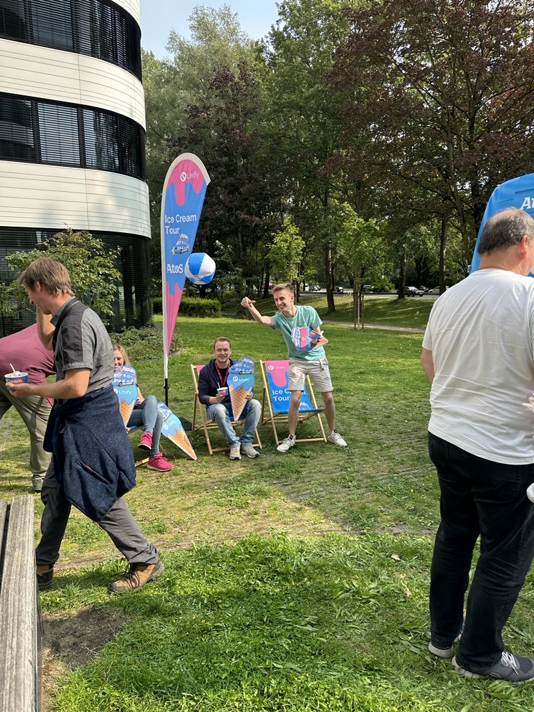 UnifyMitel's tweet photo. ⚓️ Moin aus der Hansestadt Hamburg! Die #UnifyIceCreamTour war in der Großstadt unterwegs – und zwar bei unserem #UnifyPartner @deutschetelekom.

Statt Fischbrötchen 🐟 gab es für die Mitarbeiter leckere Eiscreme 🍨und eine kleine Pause in unseren schicken Unify Liegestühlen. https://t.co/ZOi7FUTuh4