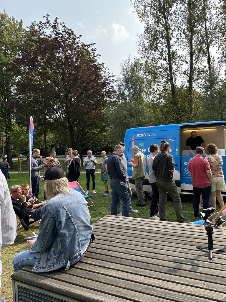 ⚓️ Moin aus der Hansestadt Hamburg! Die #UnifyIceCreamTour war in der Großstadt unterwegs – und zwar bei unserem #UnifyPartner <a href="/deutschetelekom/">Deutsche Telekom</a>.

Statt Fischbrötchen 🐟 gab es für die Mitarbeiter leckere Eiscreme 🍨und eine kleine Pause in unseren schicken Unify Liegestühlen.