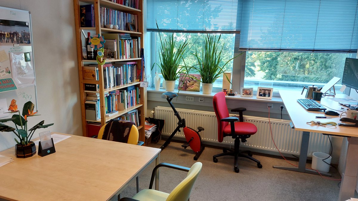 ug_spotlight's tweet photo. Vandaag weer op de faculteit @UniGroningenFEB aan het werk in dit fijne kantoor. Nog even een potje thee klaarzetten en dan een ochtend aan de slag met onderzoek en (bestuurs)projectwerk.

Voor nu een zoekplaatje: spot de nobelprijswinnaars. Bonuspunten als je de namen weet!😃 https://t.co/qZ7EW4PWp3