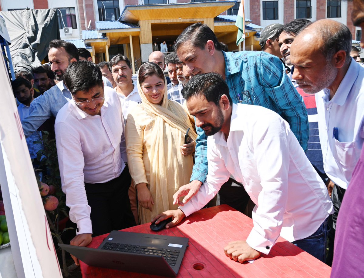 Informationspn's tweet photo. DDC Shopian, DC Shopian inaugurates Digital week Campaign at Shopian.
  Flags off Van for awareness generation, took inspection of stalls providing online service demonstration and awareness.
@diprjk
@dmshopian
@ddnewsSrinagar https://t.co/EoyG0mK0rL