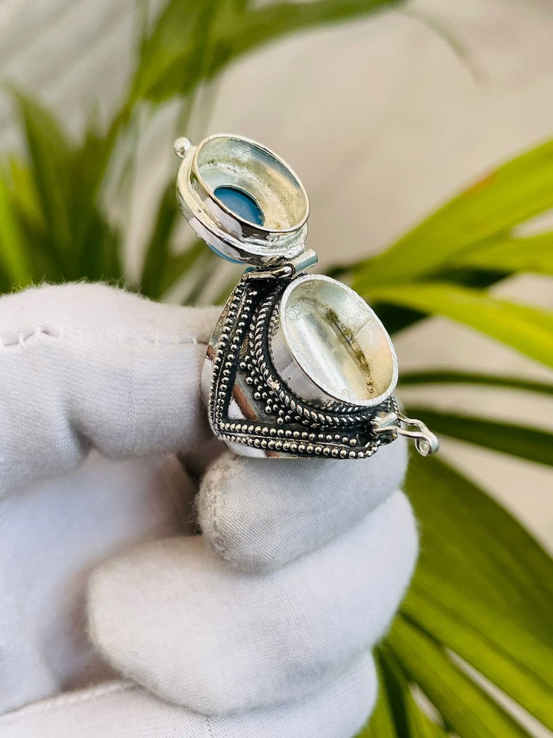 Blue Chalcedony Ring,925 Sterling Silver
Buy AT:

amazon.com/Chalcedony-Ste…

#Bluechelcedonyring #Openboxring #Hippiering #Bridesmadegiftitem #Dailywearring #Sterlingsilverjewelry #Casualwearring #Gothicboxring #Statementring #Elegantdesignring #Weddingring #Giftforbirthday #Gypsy