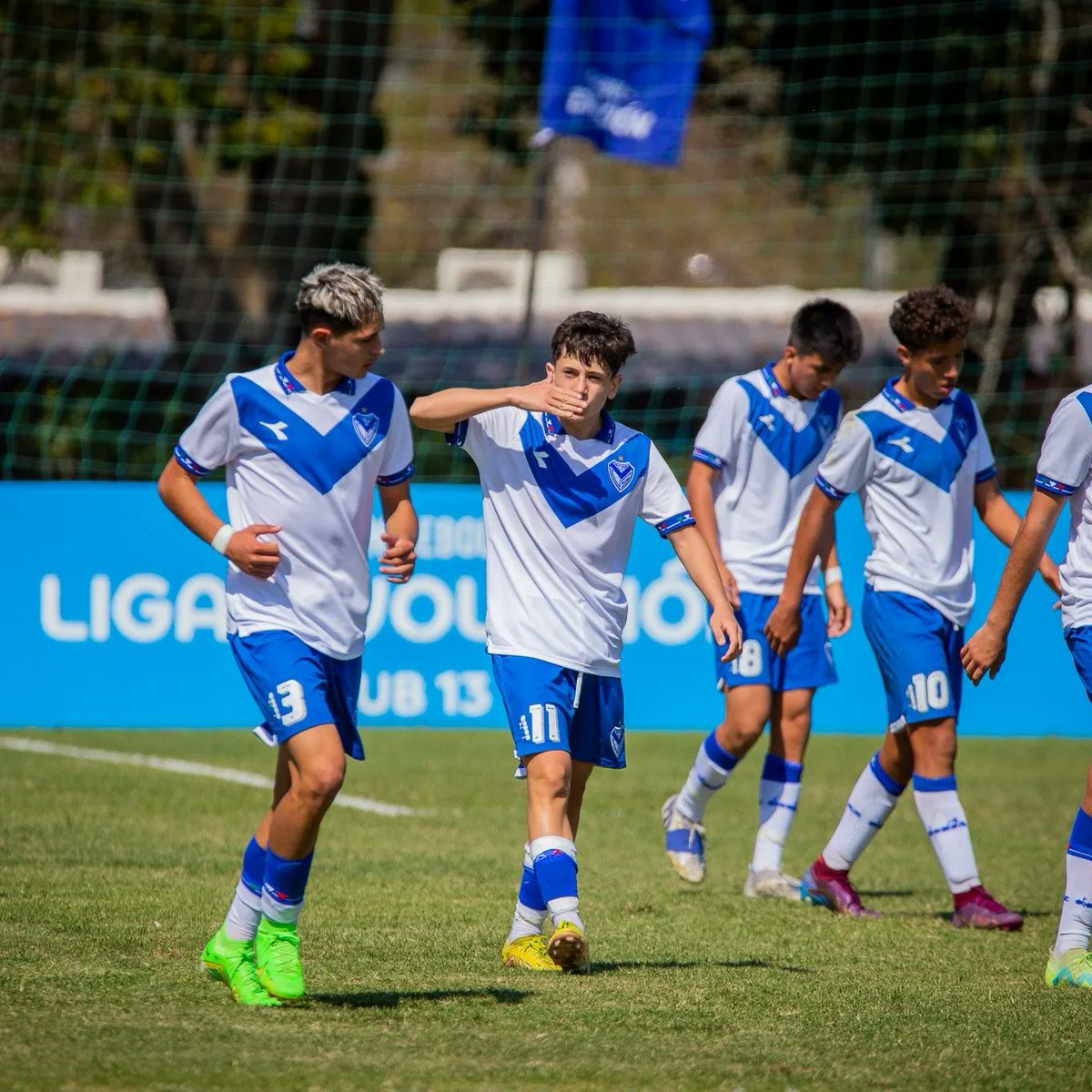 DaleFm97's tweet photo. ⏹️ Con gol de Facundo Salinas, la Novena dio un paso importantísimo para acceder a Semifinales tras vencer a Independiente del Valle (Ecuador) por 1 a 0, en la Fiesta CONMEBOL Evolución que se juega en Paraguay.
#DaleVelez94 https://t.co/P3FStrhOf1
