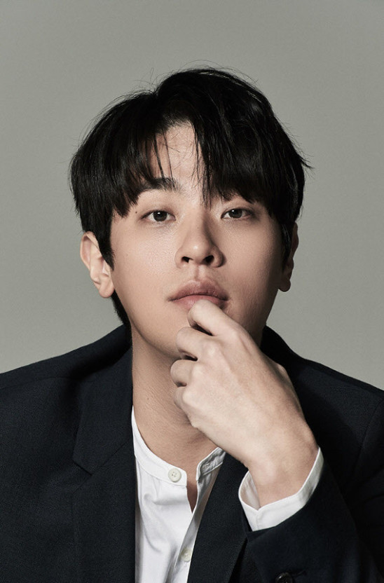 kchartsmaster's tweet photo. JISOO from @BLACKPINK and actor Park Jung-min to star in new series 'Influenza' from the same writer of 'Parasite'. https://t.co/RGms4p7imZ
