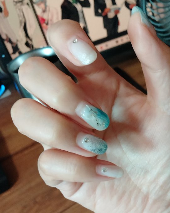 伸びてきちゃったのでこの爪ともそろそろお別れです🥲🍮🪞 
