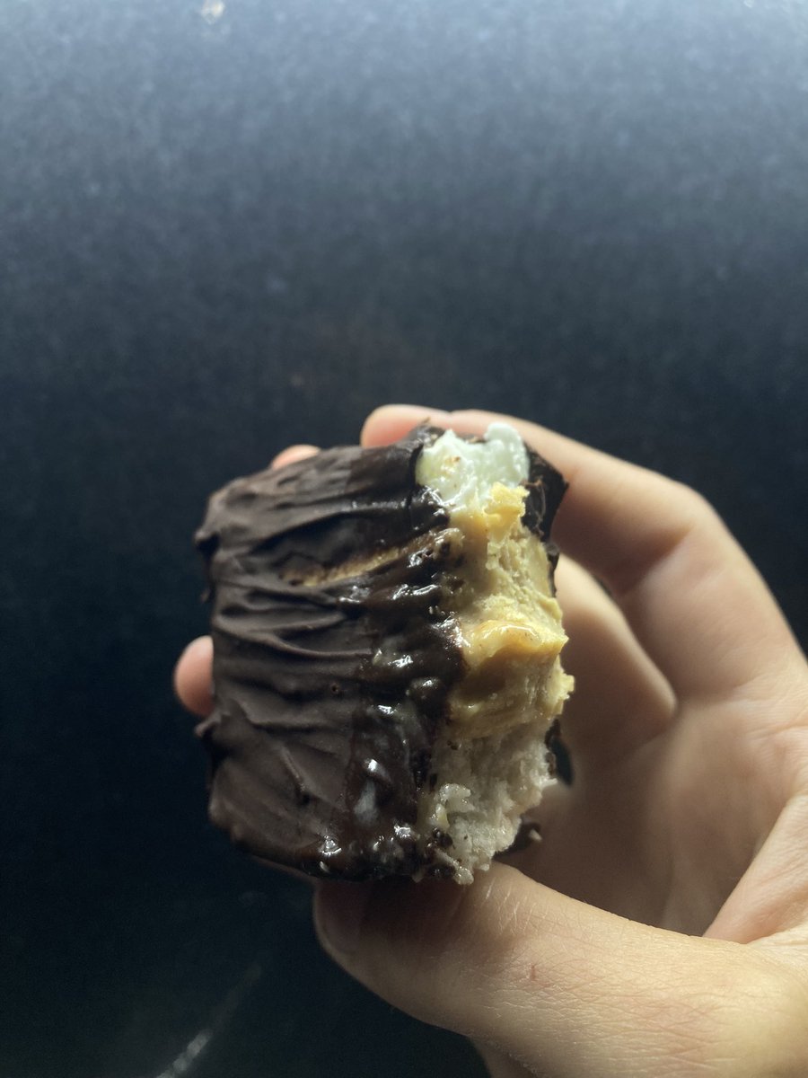 demembriyo's tweet photo. La foto menos aesterik de tu vida pero hice estos bombones helados de banana, coco rallado, mantequilla de maní, yogurt griego y chocolate amargo que chau.
Sacian un montón y matan el antojo de lo dulce https://t.co/j4bnM1u9Yx