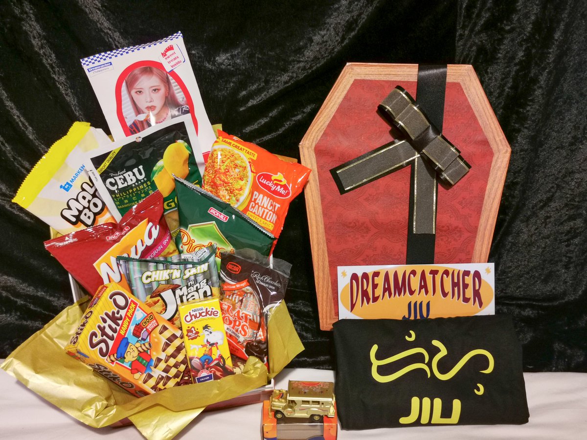 DCPH_Official's tweet photo. [‼️] FAN GIFTS UPDATE

Thanks to the generous donations from our fellow Filipino InSomnias, each member has now received their special gifts. We extend our heartfelt gratitude to every individual who contributed to making this endeavor a reality.

Our team curated a unique snack package that showcases classic Pinoy sweets. Additionally, we designed a DIY box, drawing inspiration from Mongmongie's outbox.

A special shout-out goes to Aleeyah for her thoughtful gift of personalized phone straps for the girls. We also express our appreciation to Meryl for her incredible creativity in presenting a custom Funko Pop! figure to our beloved leader JiU.

All of these items, including the assortment of snacks, miniature jeepneys, jeepney signboards, the fan book compiling fan letters and artworks, charming crocheted animal plushies, and T-shirts featuring the members' names in Baybayin (Filipino hieroglyphs), are the tangible results of the dedicated efforts of Filipino InSomnias. Your unwavering support throughout our fan projects has made this possible. Thank you, InSomnias! We look forward to the possibility of repeating this gesture for Dreamcatcher in the future.

#DreamcatcherInMNL #UNDERTHEMOONLIGHTinMNL 
#Dreamcatcher #드림캐쳐