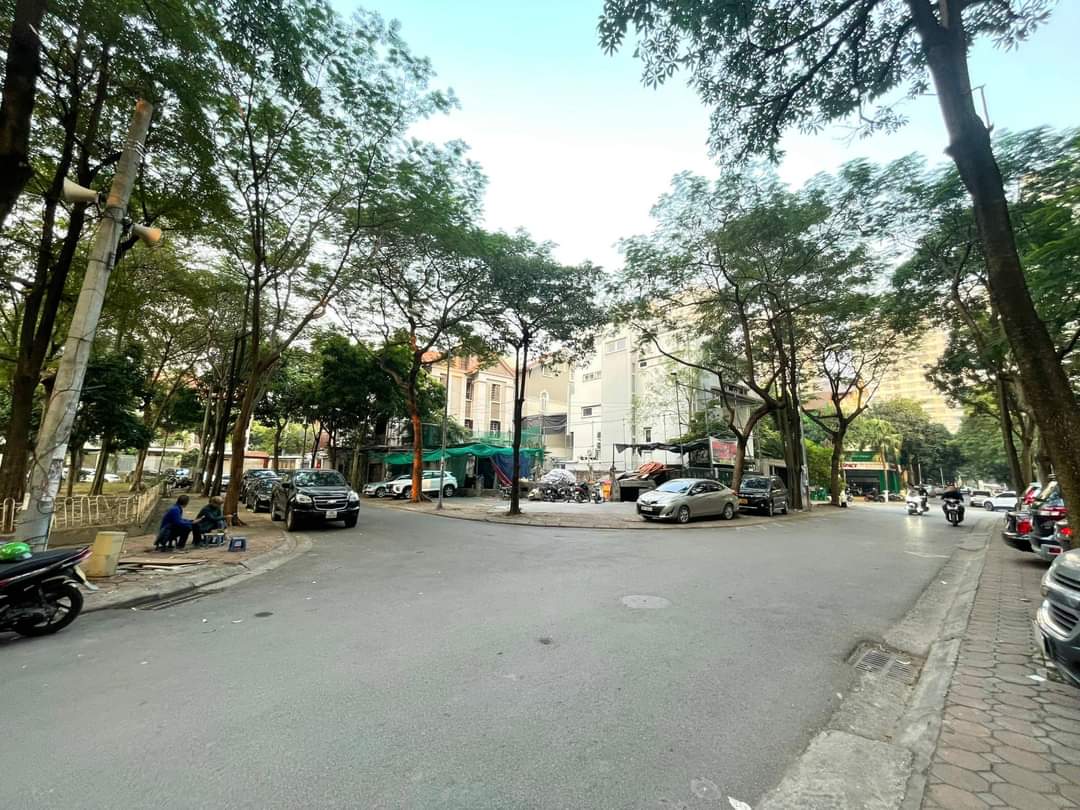 BuiBaNhieu's tweet photo. Lô góc #DịchVọng, Cầu Giấy
- Diện tích 260m
- Lô đất mặt tiền 30m
- Giá 79.5 tỷ
LÔ GÓC MẶT TIỀN KHỦNG VIP NHẤT KHU ĐÔ THỊ DỊCH VỌNG
- Hướng: Tây và Nam.
- Lô góc 2 mặt, gần các trường Quốc Tế, 50m ra công viên #CầuGiấy
#lienke #shophouse #thocu https://t.co/8p4Takwcgs