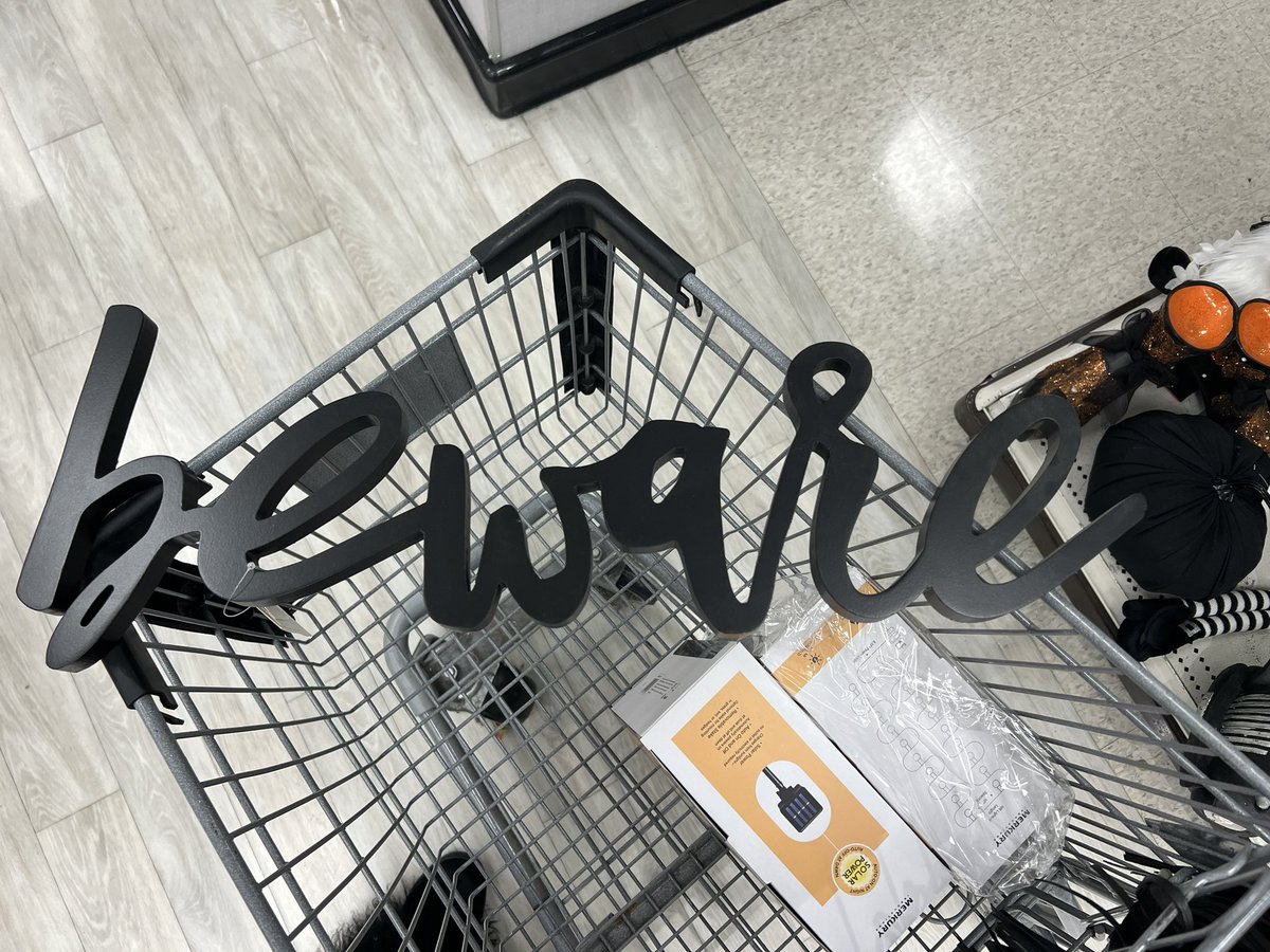 It’s giving “live, laugh, loathe”