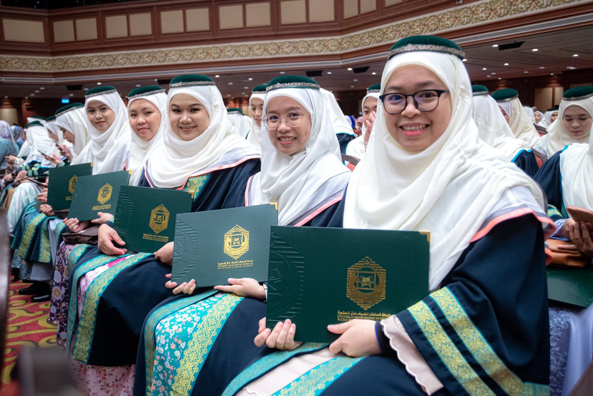 borneo_bulletin's tweet photo. Royalty grace UNISSA’s 13th Hafl Al-Takharruj

📷: Muiz Matdani

#national #brunei #bruneinews #borneobulletin #bruneiheadlines #UNISSA #graduates #Convocation #Ceremony https://t.co/J8ORM9WQck