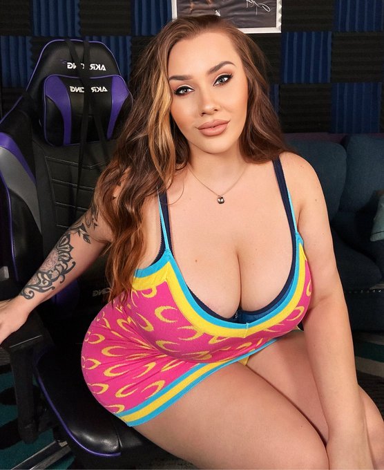 Do you consider watching 🌽 while in a relationship cheating ? 🤔 https://t.co/MXuvBTxQJd