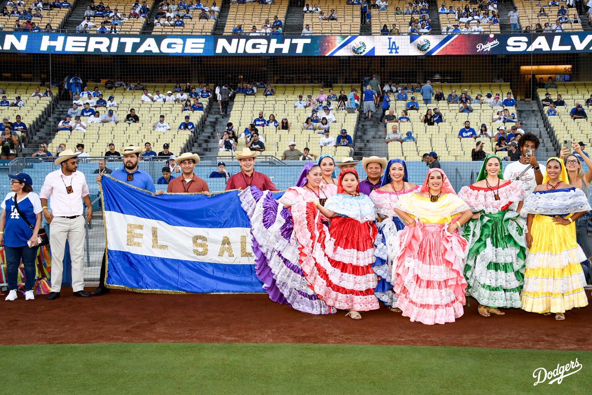 It’s Salvadoran Heritage Night at Dodger Stadium! 🇸🇻