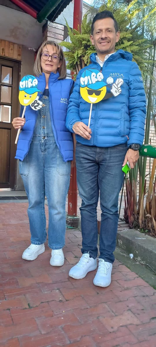 EmilseMnera's tweet photo. En compañía de nuestro candidato Samir Bedoya Piraquive, en la localidad #Aurora1, hablando con nuestros vecinos  y escuchando sus problemáticas , Partido Politico MIRA. #todosunid2porbogota😃😃 https://t.co/5vXM4di4aq