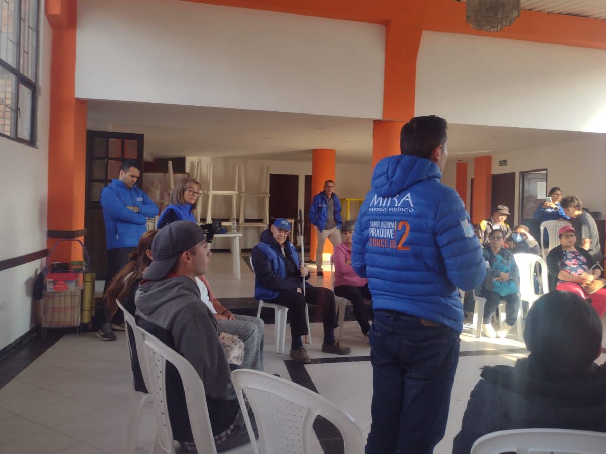 EmilseMnera's tweet photo. En compañía de nuestro candidato Samir Bedoya Piraquive, en la localidad #Aurora1, hablando con nuestros vecinos  y escuchando sus problemáticas , Partido Politico MIRA. #todosunid2porbogota😃😃 https://t.co/5vXM4di4aq