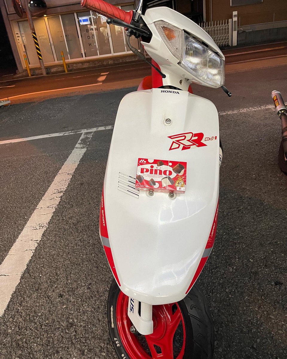 odo_ru13's tweet photo. メットインが無くても燃費が悪くても、2stの音と加速とこのカラーリングが最高の大切な大切な………お買い物バイクです笑笑
#DJ1RR https://t.co/8pFabjjMra