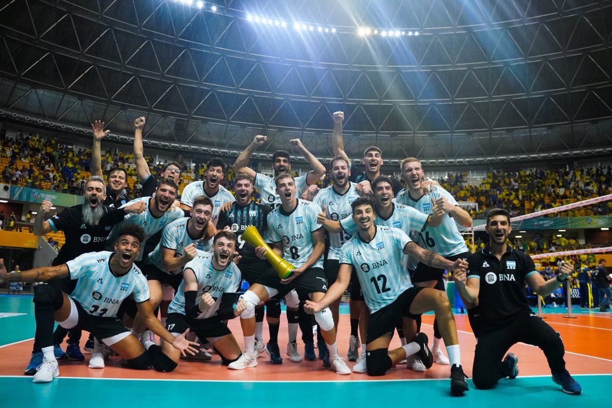 Voley_FeVA's tweet photo. Una noche que vamos a recordar para toda la vida🇦🇷🏆

Por primera vez desde 1964 somos Campeones Sudamericanos y ante el local🥇🙌

#VamosArgentina🇦🇷 https://t.co/Y9mC1SYA91