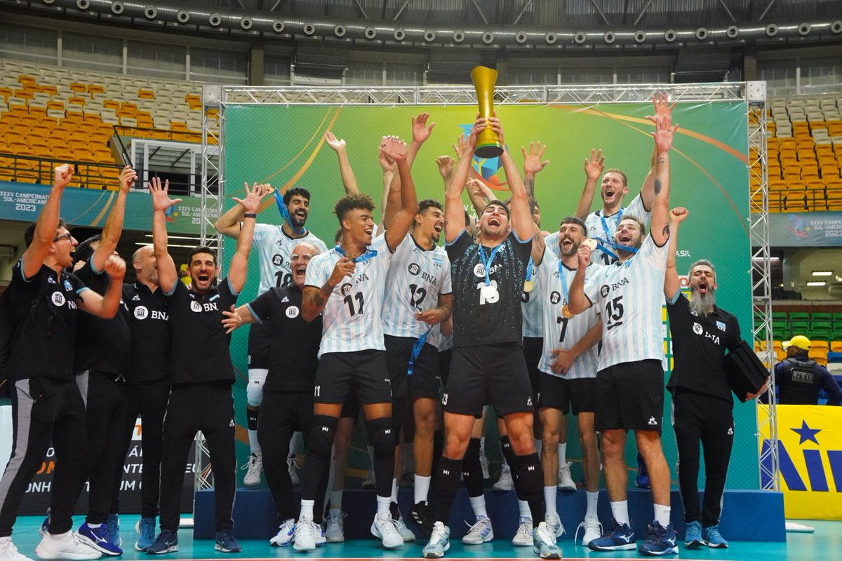 Voley_FeVA's tweet photo. Una noche que vamos a recordar para toda la vida🇦🇷🏆

Por primera vez desde 1964 somos Campeones Sudamericanos y ante el local🥇🙌

#VamosArgentina🇦🇷 https://t.co/Y9mC1SYA91