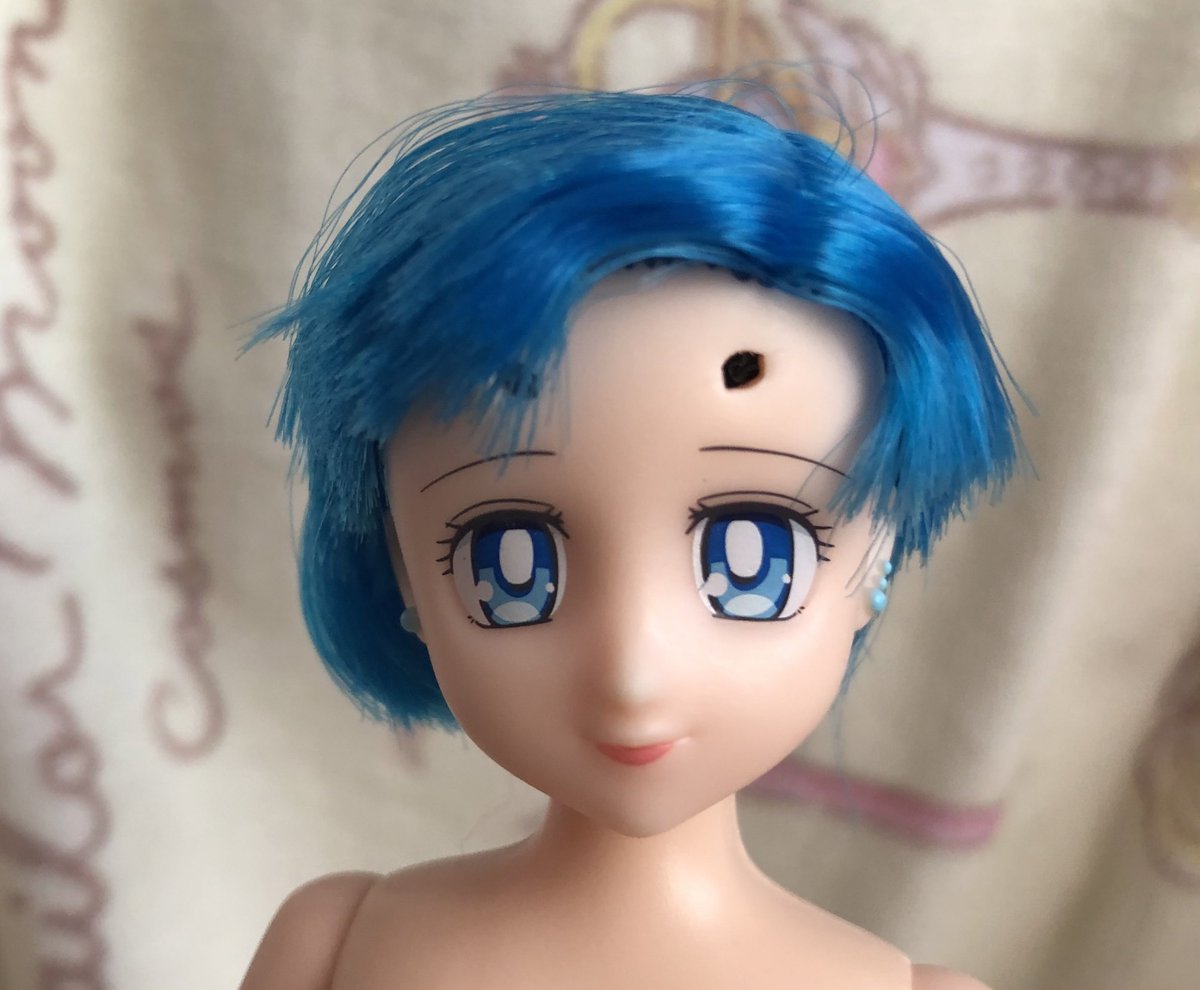 rora_369's tweet photo. 違う花火で✨
ティアラを外すと穴があるのですよね
途中眉毛が消えて自分で描くという🤣
色々失敗しちゃったけど遠目に見れば大丈夫なはず🙆♀️
それはそうと、うちわにムーンいて良かった!
8個買って外部が1人も出ないとは🤣
#Styledoll #セーラームーン #マーキュリー #花火 https://t.co/Ag7P9Lb9d1
