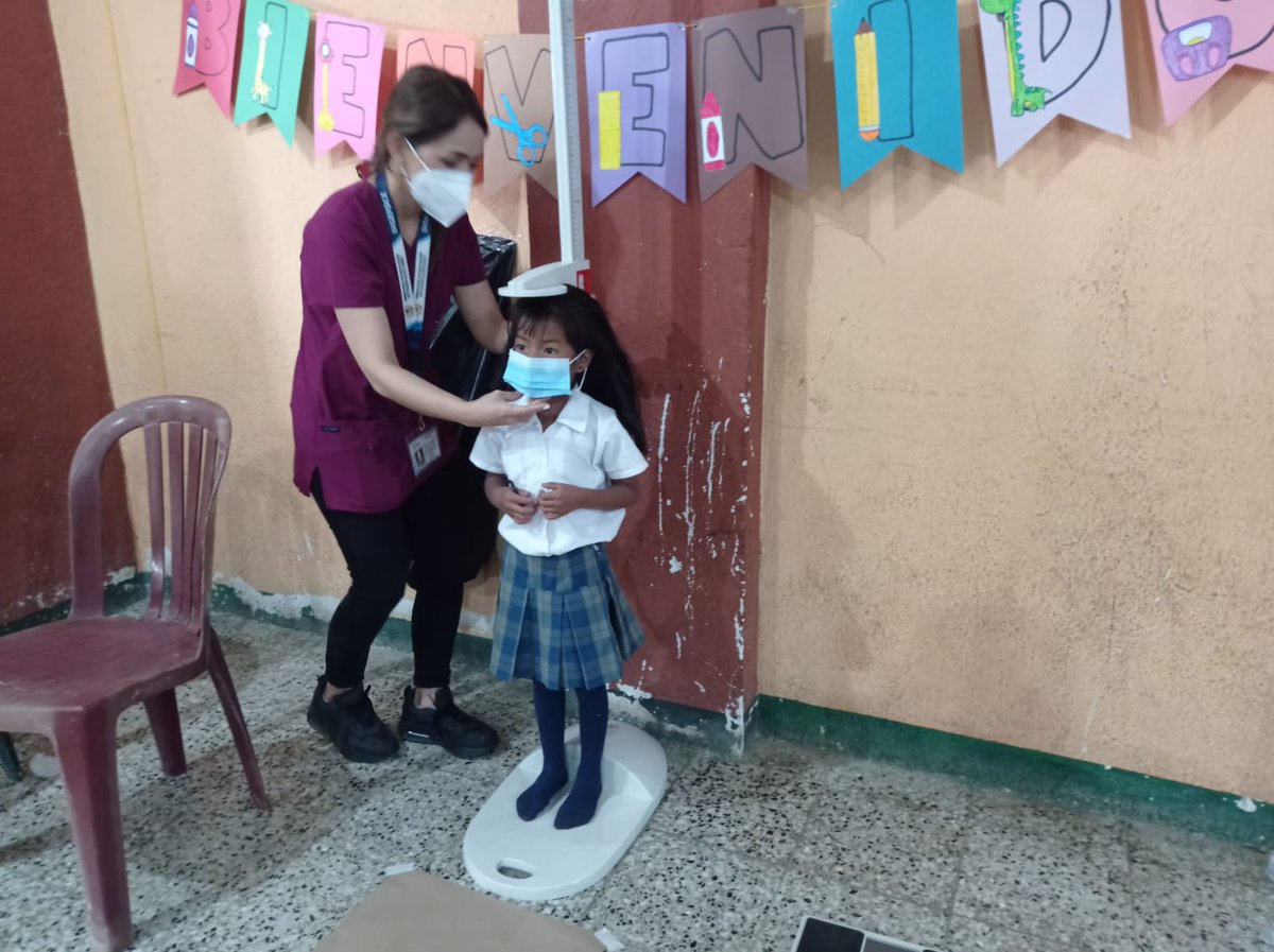MineducGT's tweet photo. En el marco del Programa de Alimentación Escolar, el #Mineduc, por medio de #DIGEFOCE y la #DIDEDUC de Sacatepéquez realizó el proceso medición de peso y talla de los estudiantes de primaria y básico. #Mineduc #CumpliéndoleAGuate https://t.co/oTrwVXQJqV
