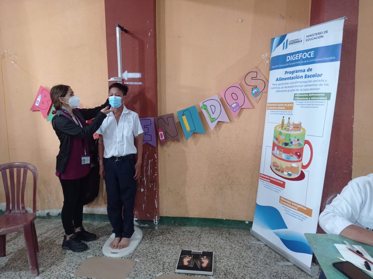 MineducGT's tweet photo. En el marco del Programa de Alimentación Escolar, el #Mineduc, por medio de #DIGEFOCE y la #DIDEDUC de Sacatepéquez realizó el proceso medición de peso y talla de los estudiantes de primaria y básico. #Mineduc #CumpliéndoleAGuate https://t.co/oTrwVXQJqV