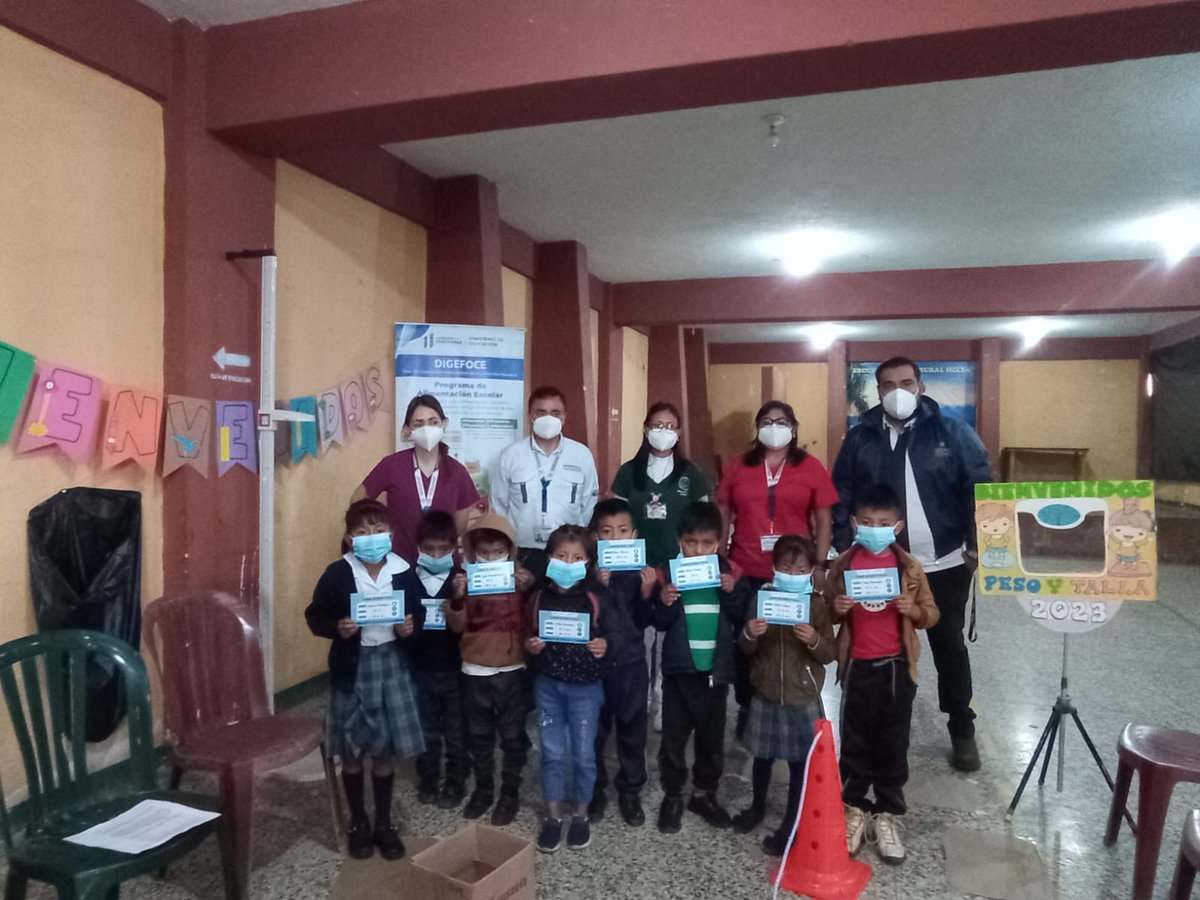 MineducGT's tweet photo. En el marco del Programa de Alimentación Escolar, el #Mineduc, por medio de #DIGEFOCE y la #DIDEDUC de Sacatepéquez realizó el proceso medición de peso y talla de los estudiantes de primaria y básico. #Mineduc #CumpliéndoleAGuate https://t.co/oTrwVXQJqV