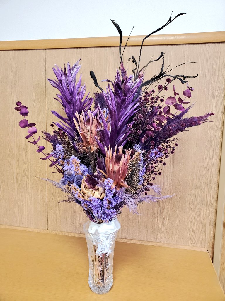 shinji_ishimaru's tweet image. この花（私物）は #三次市 にある #iolite（アイオライト）というドライフラワー専門店で購入しました。

#サンフレ のポスターを見せて「強そうな感じで、ドーンと!」と注文して作って頂いたものです笑。

店舗の異世界感がすごいので、店先を覗くだけで気分が上がります😊

iolite-flowers.com