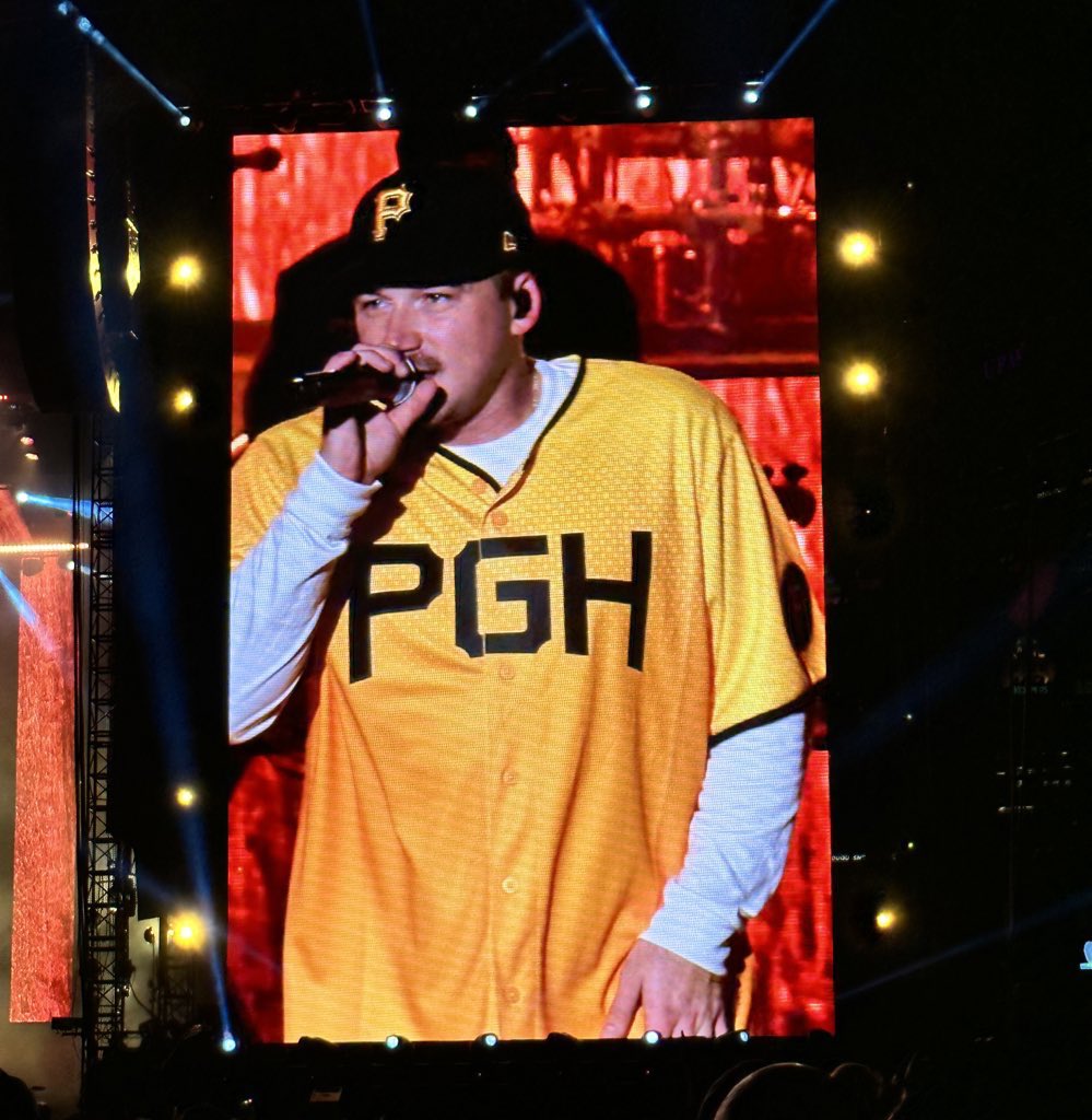 Morgan Wallen rocking that @Pirates jersey for Night 1 in Pittsburgh