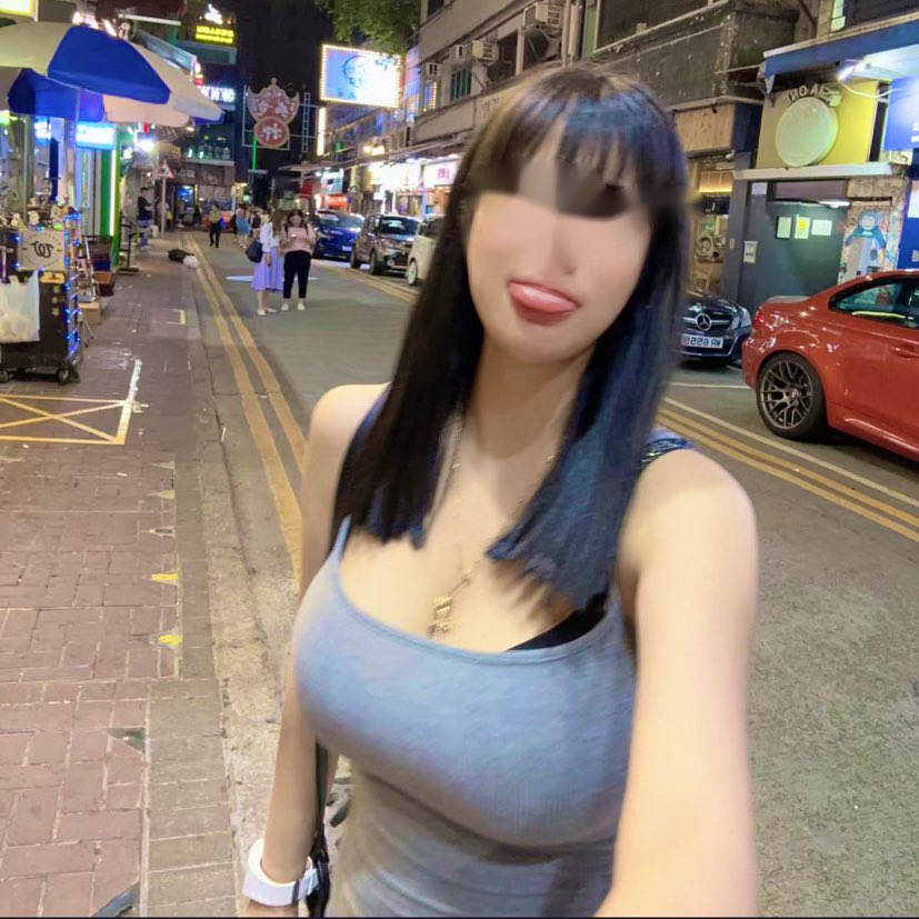 YourWifeYellow tweet media