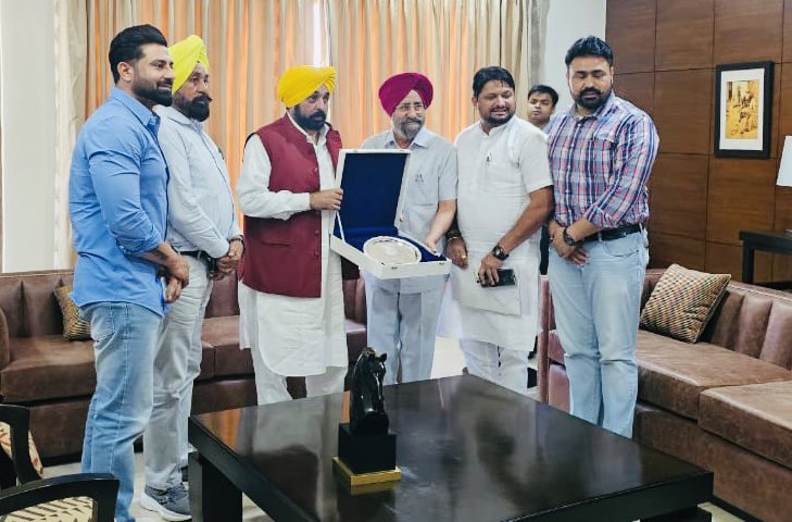 harsimranking's tweet photo. With respected #cm of #punjab @BhagwantMann ji . #aap https://t.co/xeHcsICPEP