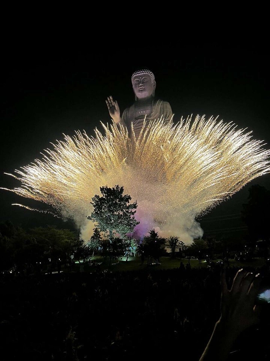 livedoornews's tweet photo. 【神々しい】まさに「爆誕」…牛久大仏の足元から打ち上げられる無数の花火
https://t.co/fTmvFIokw6

8月15日実施の「万燈会」での一場面。花火が打ち上げられるようになったのは1993年。花火は、7～8分間に約1000発が打ち上げられ、「お釈迦様が誕生するときの光」をイメージしているそう。 https://t.co/ZvsRHLvcKx