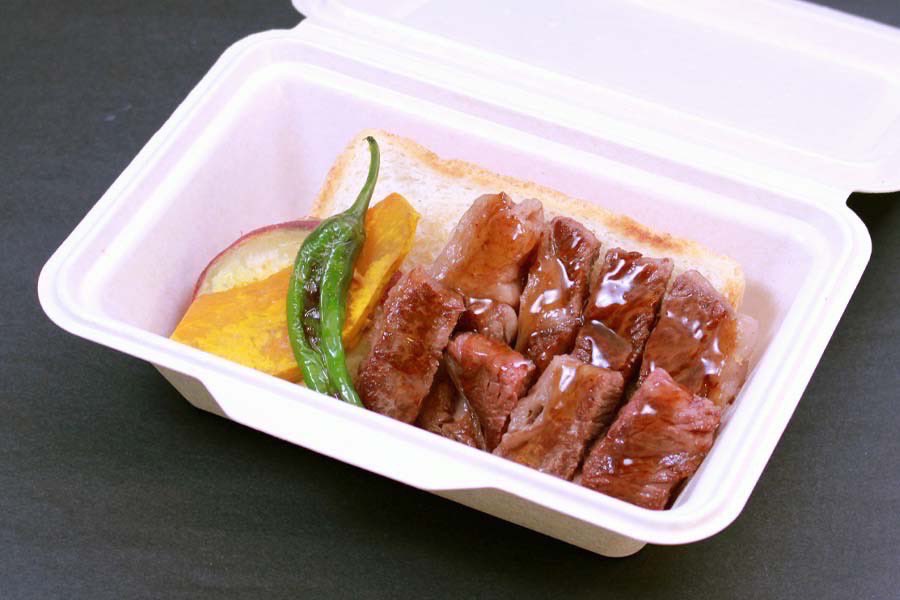 breadNbeerFES's tweet photo. あてパン2023 これまでまだ紹介してなかったメニューを紹介します編、第ニ弾4店舗！
#南海グリル 熟成宮崎牛ロースステーキ
#EMPINGAO 大人のかき氷自家製いちごソースがけ
#みっちゃんキッチンカー プルコギキンパ
#ノバンノ タンドリーケバブ

お腹いっぱい食べましょ～う😋 https://t.co/epTe2eAdSt