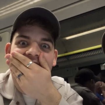 narlielocke's tweet photo. me watching the same scene of heartstopper for the 10000th time https://t.co/zcT5OsVrTU