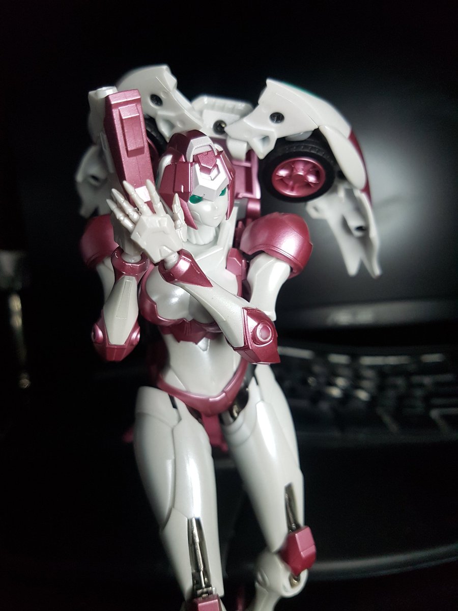 TheLocalBard's tweet photo. Some pics of Nicee, using my ring light.
#BigFirebirdToy #EX01Nicee #Nicee #Arcee #ToyPhotography @Phoenix_BFB https://t.co/9Lors8Vhja