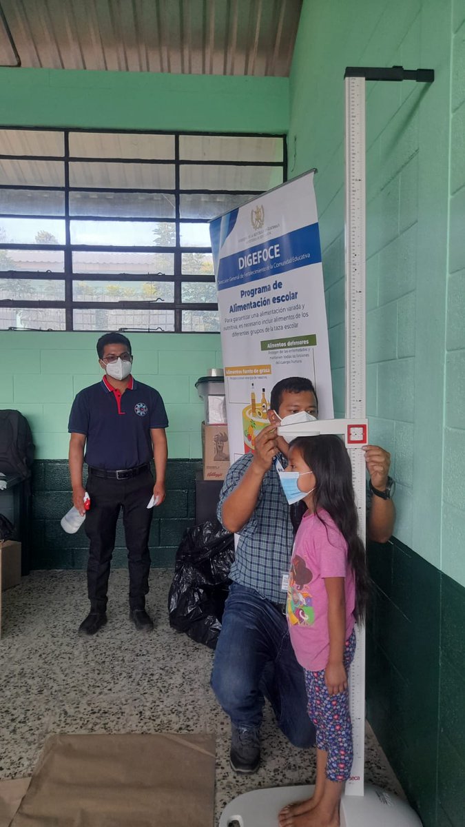MineducGT's tweet photo. En el marco del programa de Alimentación Escolar, el #Mineduc por medio de la #Digefoce y la # Dideduc de Chimaltenango, realizó el proceso medición de peso y talla a los estudiantes de preprimaria y primaria en la Aldea Choatalún, San Martín Jilotepéque, Chimaltenango. #Mineduc https://t.co/Q7IM35kOQI