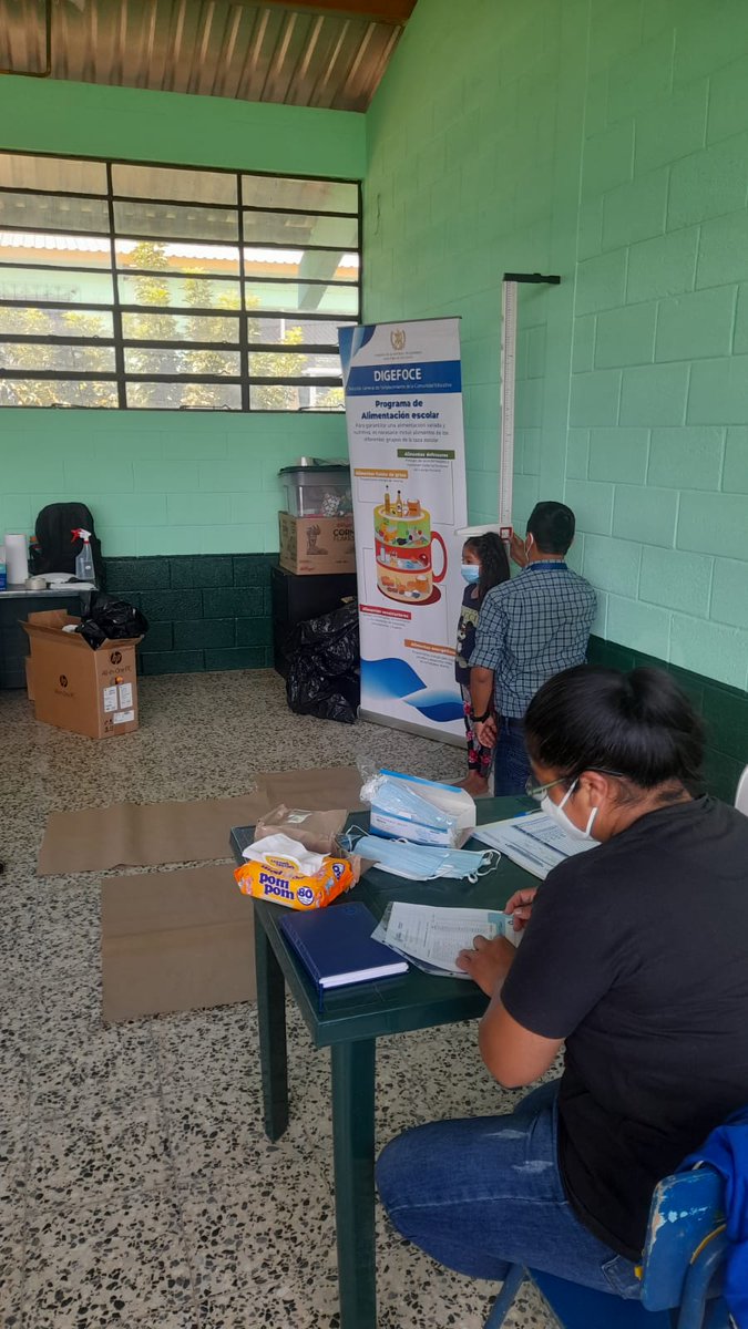 MineducGT's tweet photo. En el marco del programa de Alimentación Escolar, el #Mineduc por medio de la #Digefoce y la # Dideduc de Chimaltenango, realizó el proceso medición de peso y talla a los estudiantes de preprimaria y primaria en la Aldea Choatalún, San Martín Jilotepéque, Chimaltenango. #Mineduc https://t.co/Q7IM35kOQI
