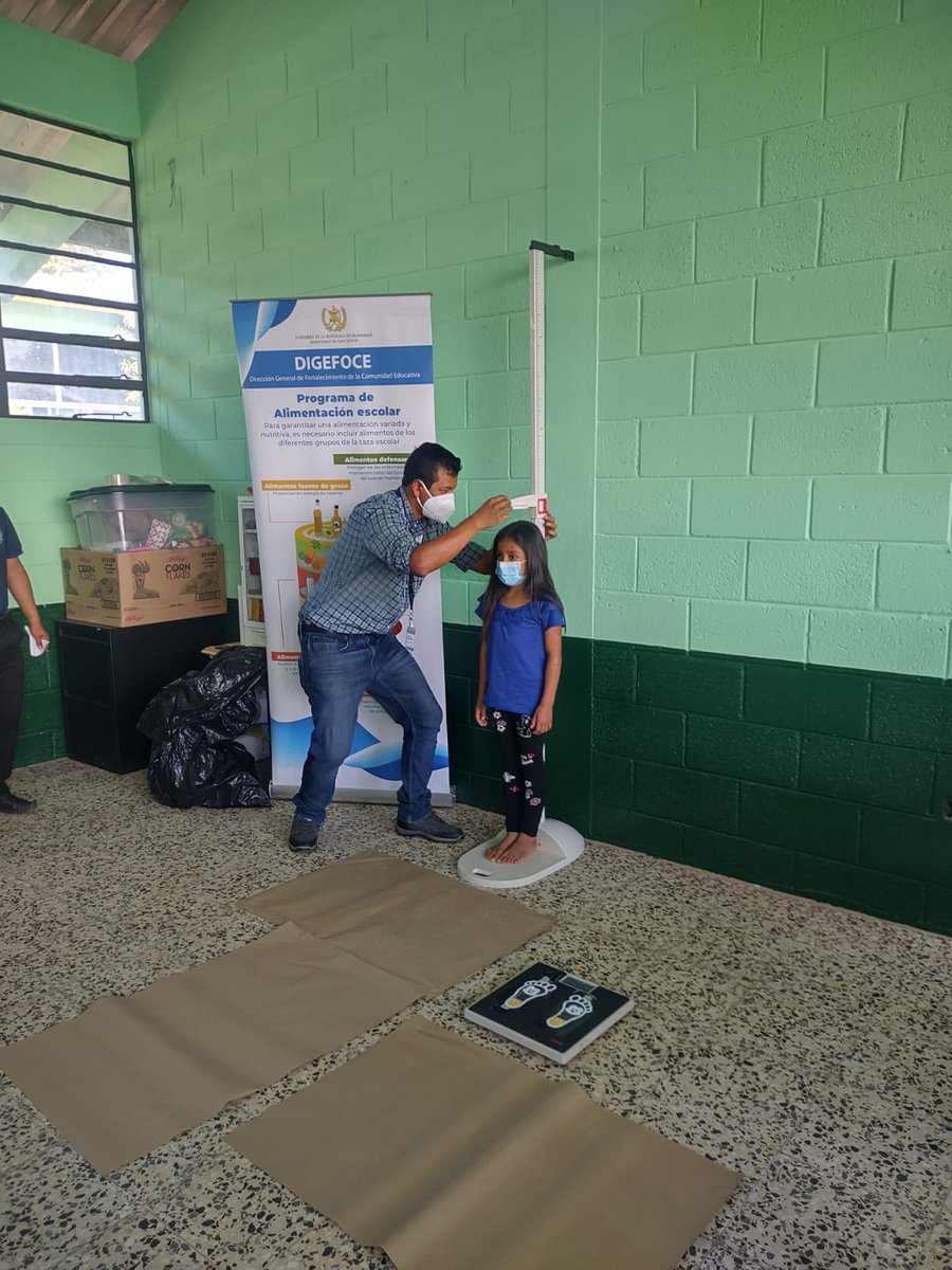 MineducGT's tweet photo. En el marco del programa de Alimentación Escolar, el #Mineduc por medio de la #Digefoce y la # Dideduc de Chimaltenango, realizó el proceso medición de peso y talla a los estudiantes de preprimaria y primaria en la Aldea Choatalún, San Martín Jilotepéque, Chimaltenango. #Mineduc https://t.co/Q7IM35kOQI