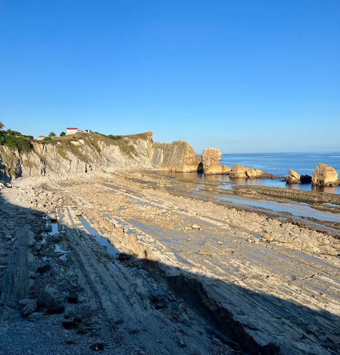 La Ruta de la Costa Quebrada, en #Cantabria, discurre entre acantilados, extensas playas de arena dorada, pequeñas calas, dunas, arcos de piedra y estuarios. ¿Te la vas a perder? 
Más información y reservas buff.ly/3qxIt8V 
#CostaQuebrada 
<a href="/cant_infinita/">Cantabria Infinita</a>