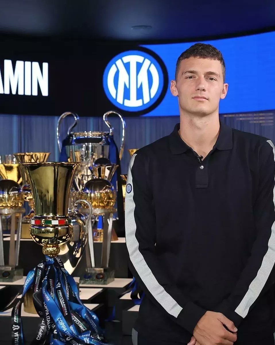 ICI_Medan's tweet photo. Official!
Pavard bergabung dengan Inter. Pemain asal Prancis itu dikontrak sampai tahun 2028 dengan gaji sekitar €5 juta/tahun.
Benvenuto Benjamin Pavard 👏
#Inter #Nerazzurri #IMInter #IMMilano #IMNerazzurri #ForzaInter #ICI #InterClubIndonesia #ICIMedan #InteristiMedan https://t.co/RZFgO7qiDv