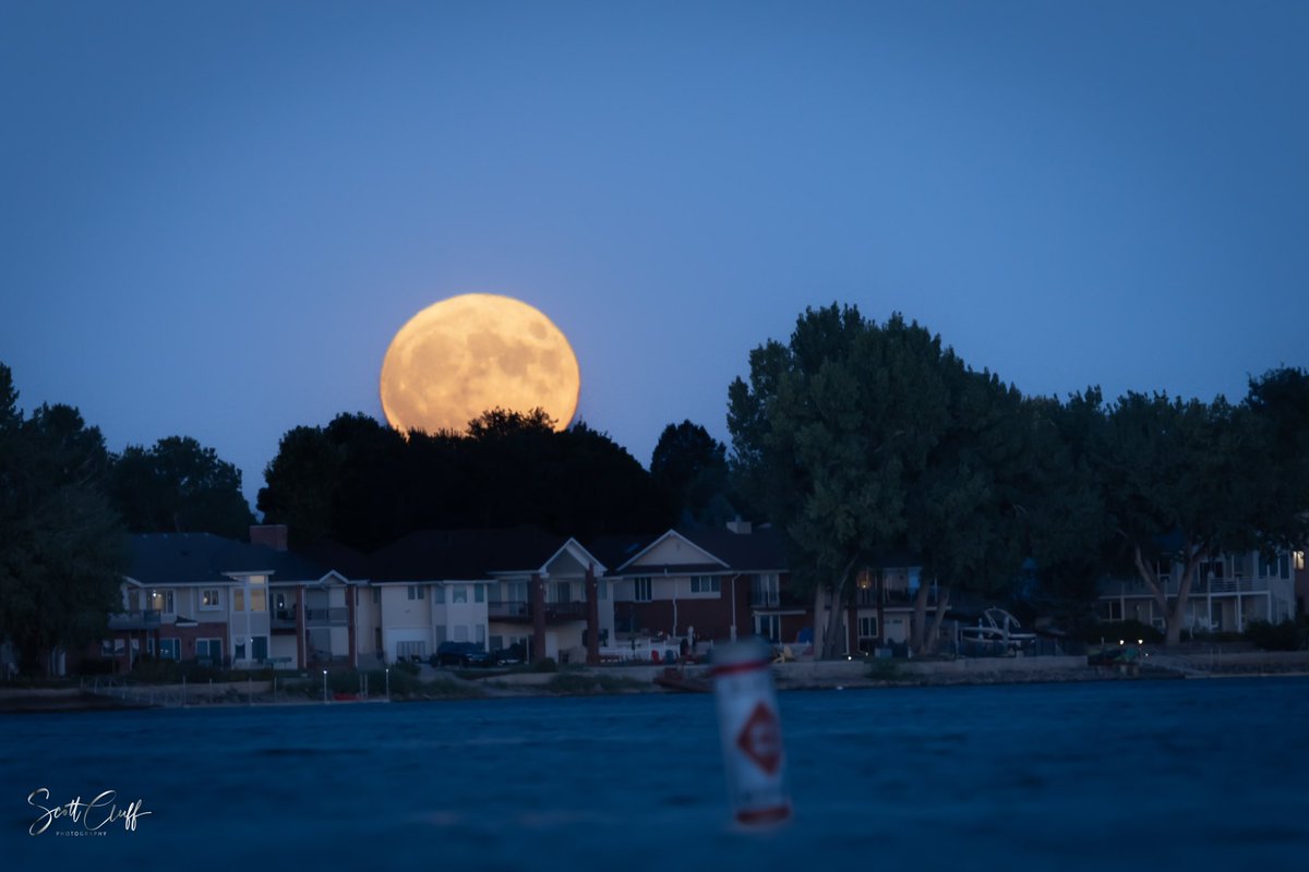Full moon rising over Boyd Lake #BlueMoon #fullmoon #colorado #lovelandcolorado