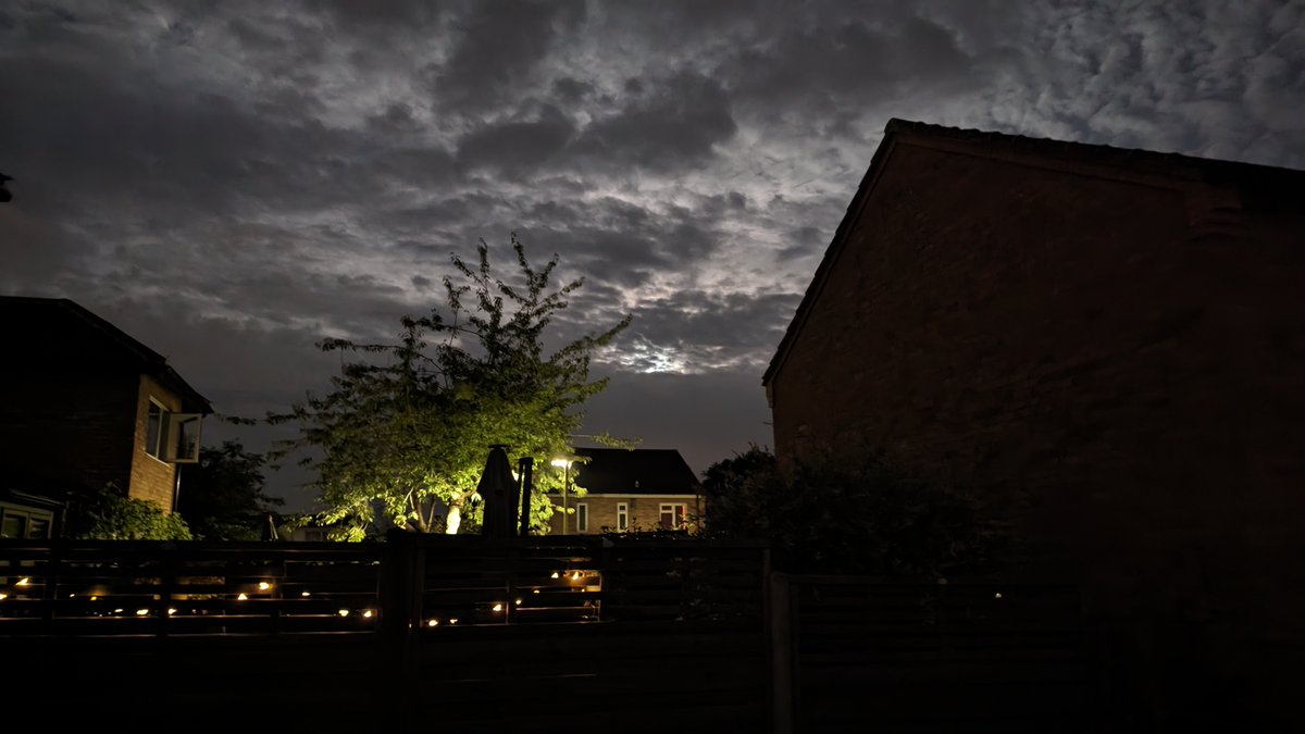 ian_bill67's tweet photo. @DavidBflower Closest I got to the #SuperBlueMoon over Milton Keynes this morning @scenesfromMK #StormHour #thephotohour #lunartic #lunartics https://t.co/VVZtVk8nXJ