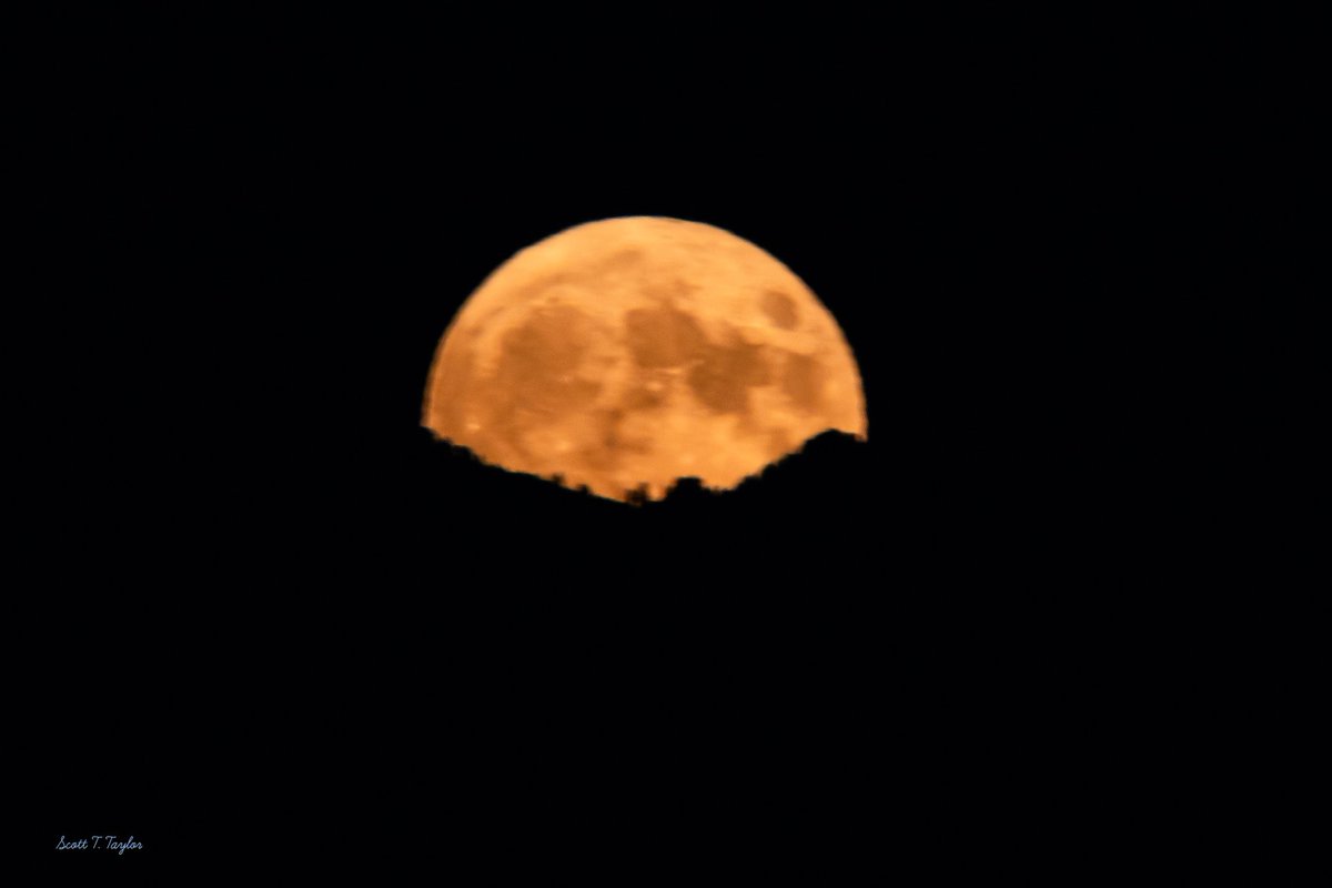 Grallon's tweet image. The super blue moon peeking over the #Wasatch mountains 
#SuperBlueMoon #supermoon
#Moon #canon #utah @abc4utah
@StoryfulNews @KUTV2News @natwxdesk @fox13 @accuweather @KSL5TV @weatherchannel @weathercaster @WeatherNation @NASA @UtahIsAwesome @CanonUSA