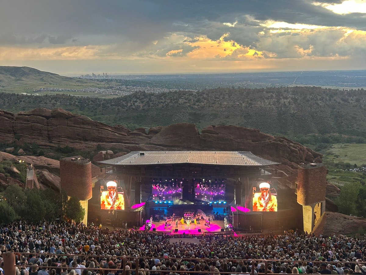 FoodandTravelMX's tweet image. Finalmente, cerramos el día con una de las experiencias imperdibles para realizar en tu próxima visita a Denver: ¡asistir a un concierto en una de las mejores venues del mundo! @redrocksco, un anfiteatro al aire libre rodeado de formaciones rocosas. @visitdenver #visitdenver