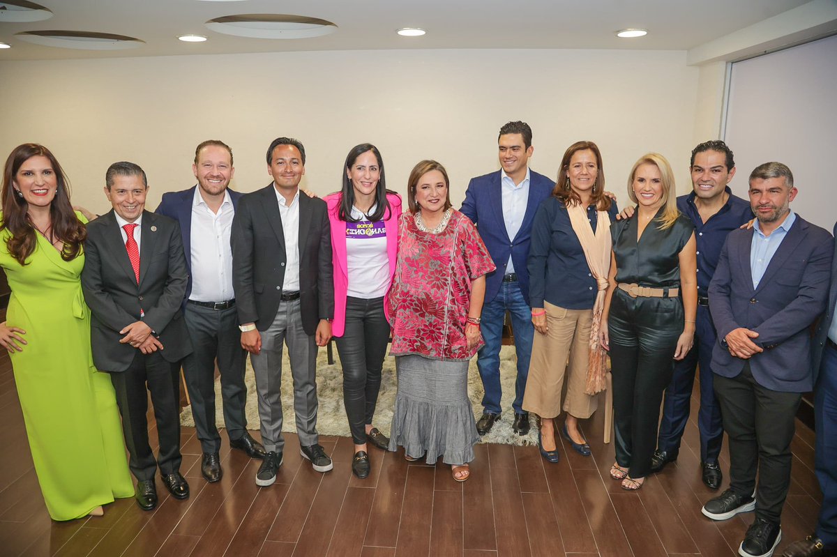 ¡Mil gracias a los nueve mil chilangos que me acompañaron hoy en la Expo Santa Fe! 

Muchas gracias a mis amigos alcaldes y, en especial, a mi amiga <a href="/lialimon/">Lía Limón</a> que fue la anfitriona de este encuentro.

#XóchitlVa