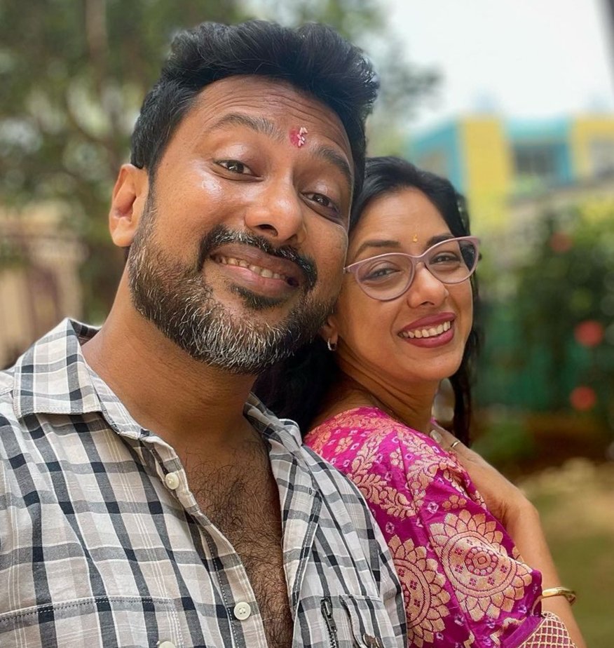 deepikakumawat6's tweet photo. How beautiful picture....the bond sister and brother...so so lovely...may god blesss you both.....
You both are inspriation to every siblings....
#vijaysir
#RupaliGanguly
#Anupamaa
#goodmorninggg https://t.co/WDgmybj79T